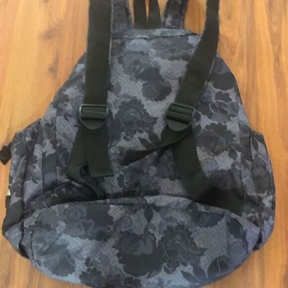 Lesportsac Black and gray lace pattern large knapsack, backpack nylon - Picture 3 of 7